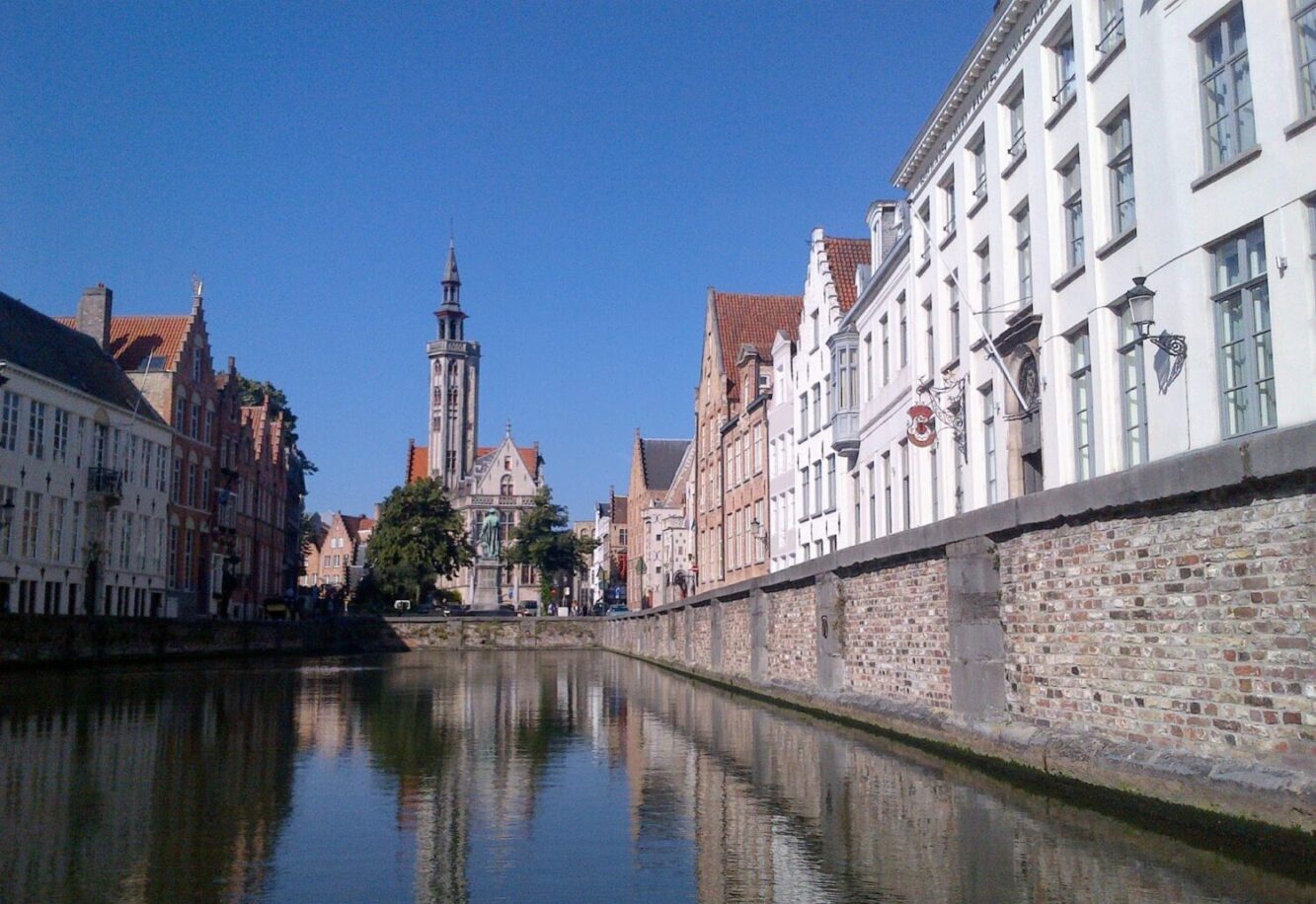 A view down the canals of Bruges toward Poortersloge (Burghers’ Lodge)
