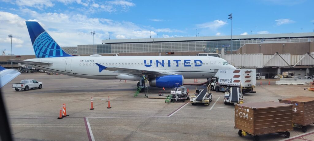 Picture of a United Airlines A319 at the gate.