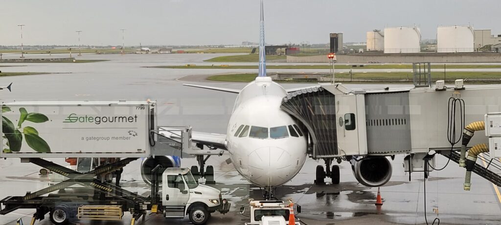Airbus A319 preparing for boarding where I had a United Airlines A319 First Class ticket
